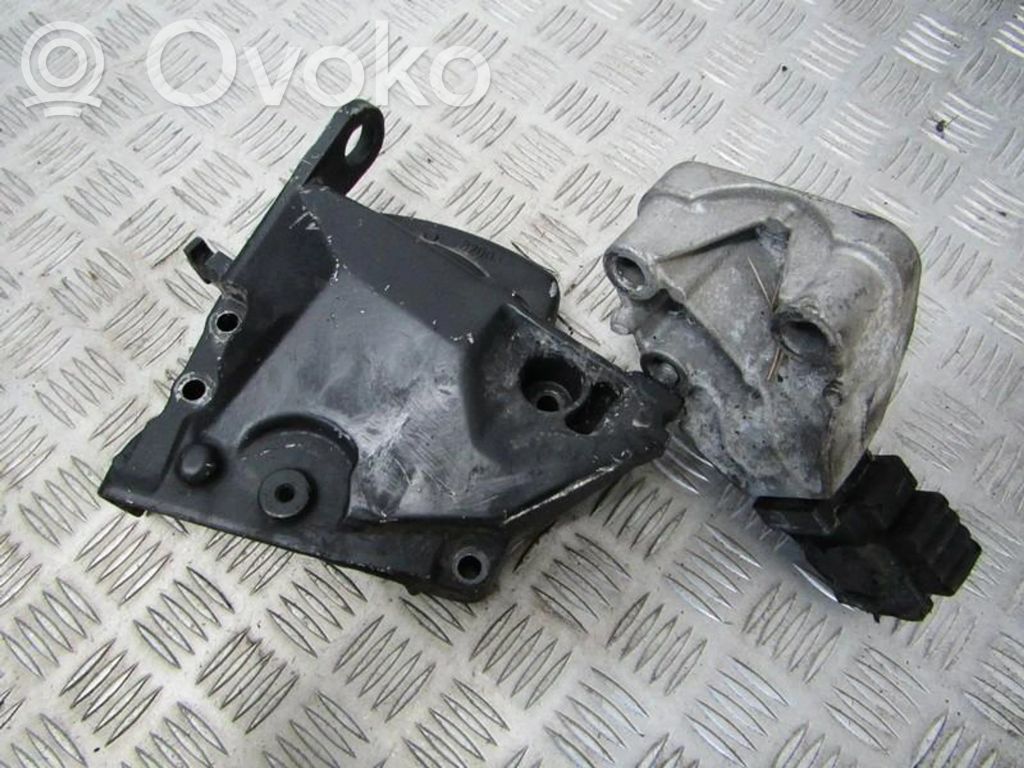 Renault Modus Engine mounting bracket 