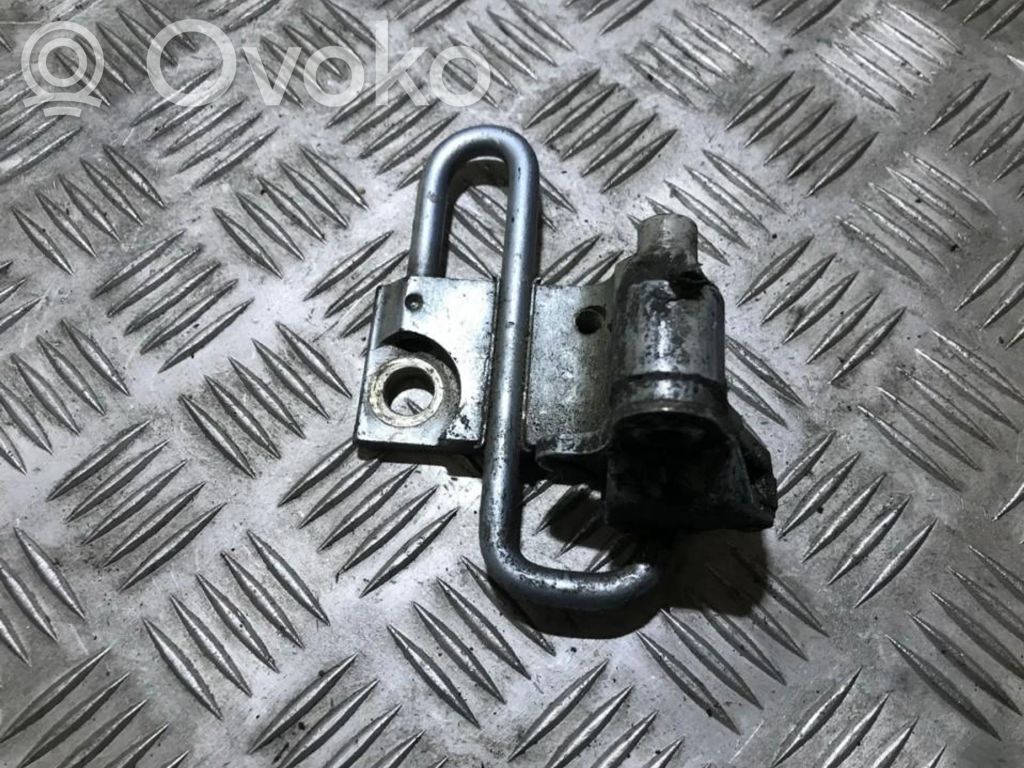 Volkswagen PASSAT B6 Bisagra inferior de la puerta trasera 