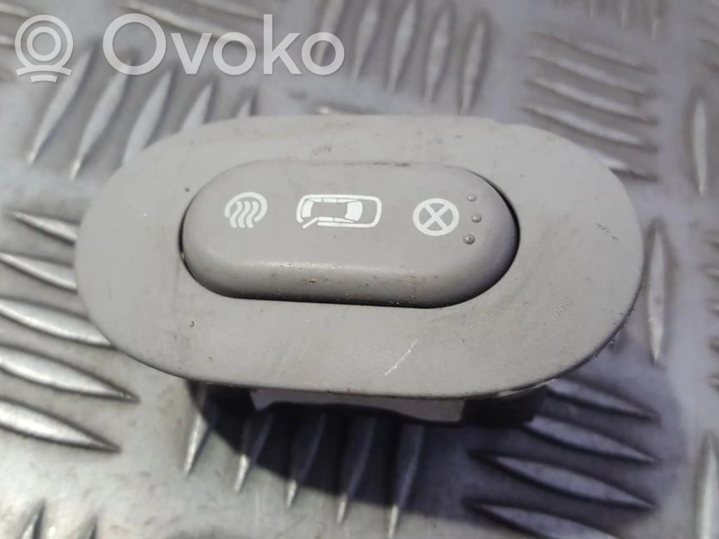 KIA Carnival Przycisk otwierania wlewu paliwa 
