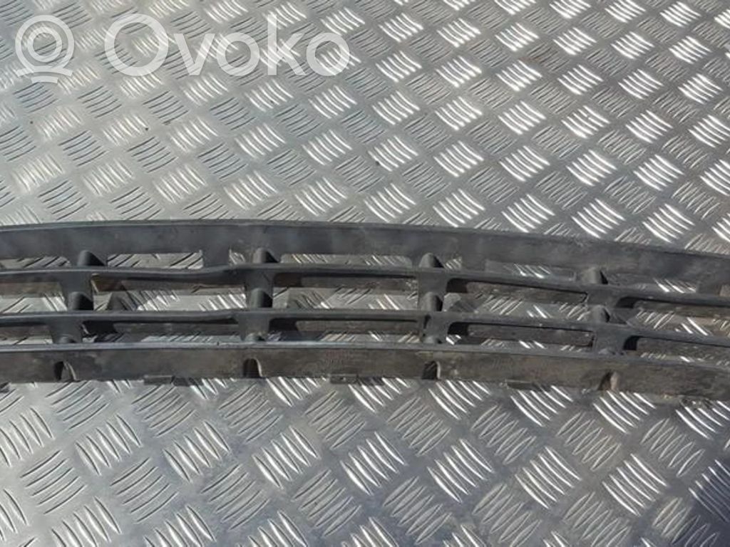 Volkswagen Golf IV Grille inférieure de pare-chocs avant