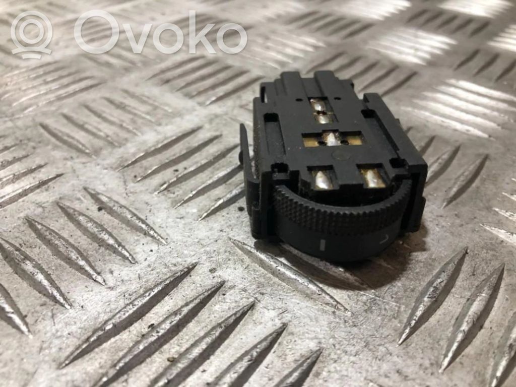 Volkswagen PASSAT B4 Przycisk / Pokrętło regulacji świateł 