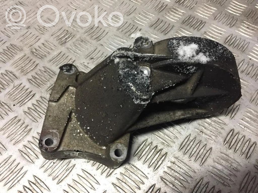 Chrysler PT Cruiser Engine mounting bracket 