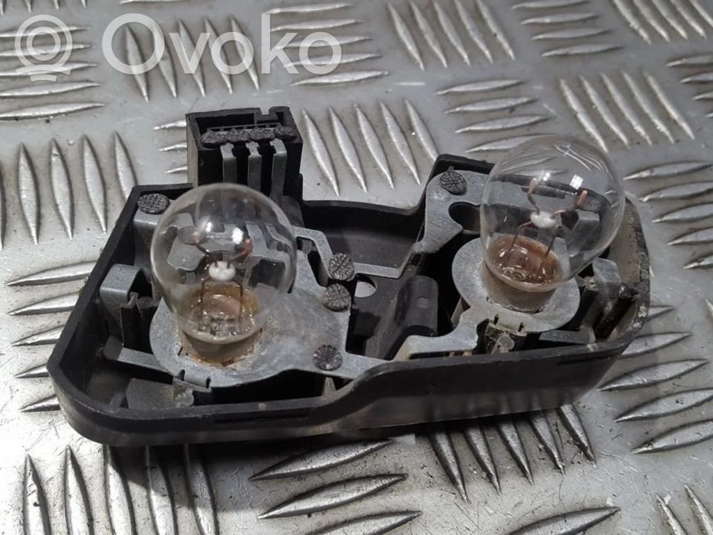 BMW 3 E46 Aizmugures spuldzes vāka turētājs 