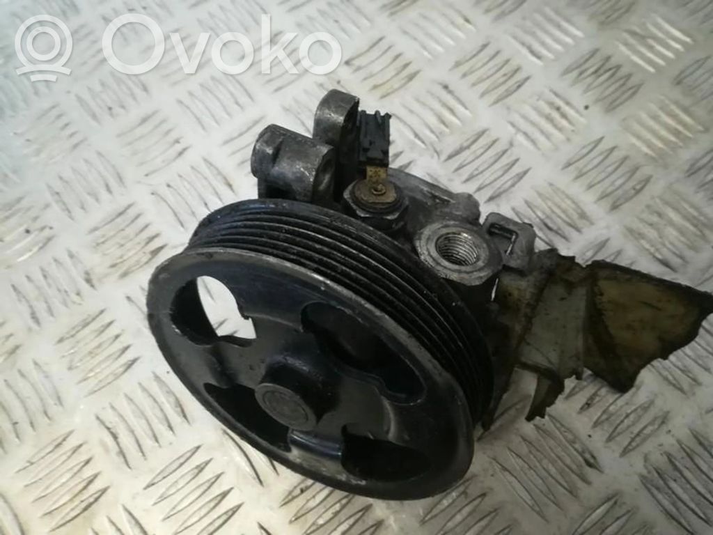 Ohjaustehostimen pumppu   GJ6E,GJ6E