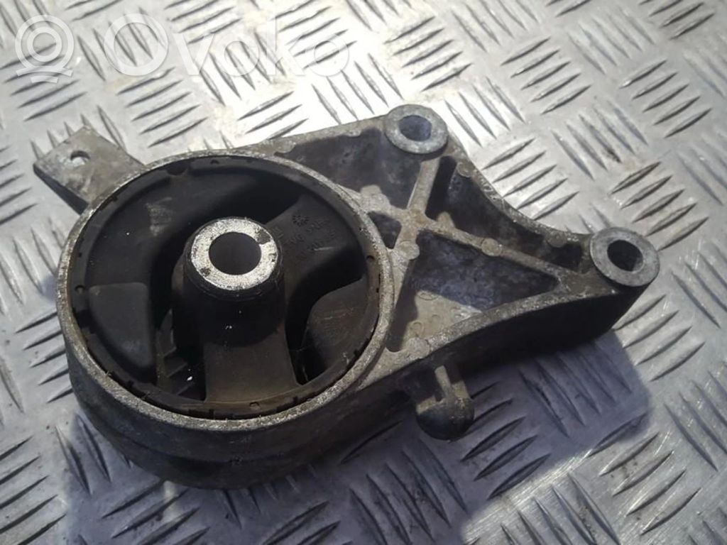 Engine mount bracket   V04632,V04632