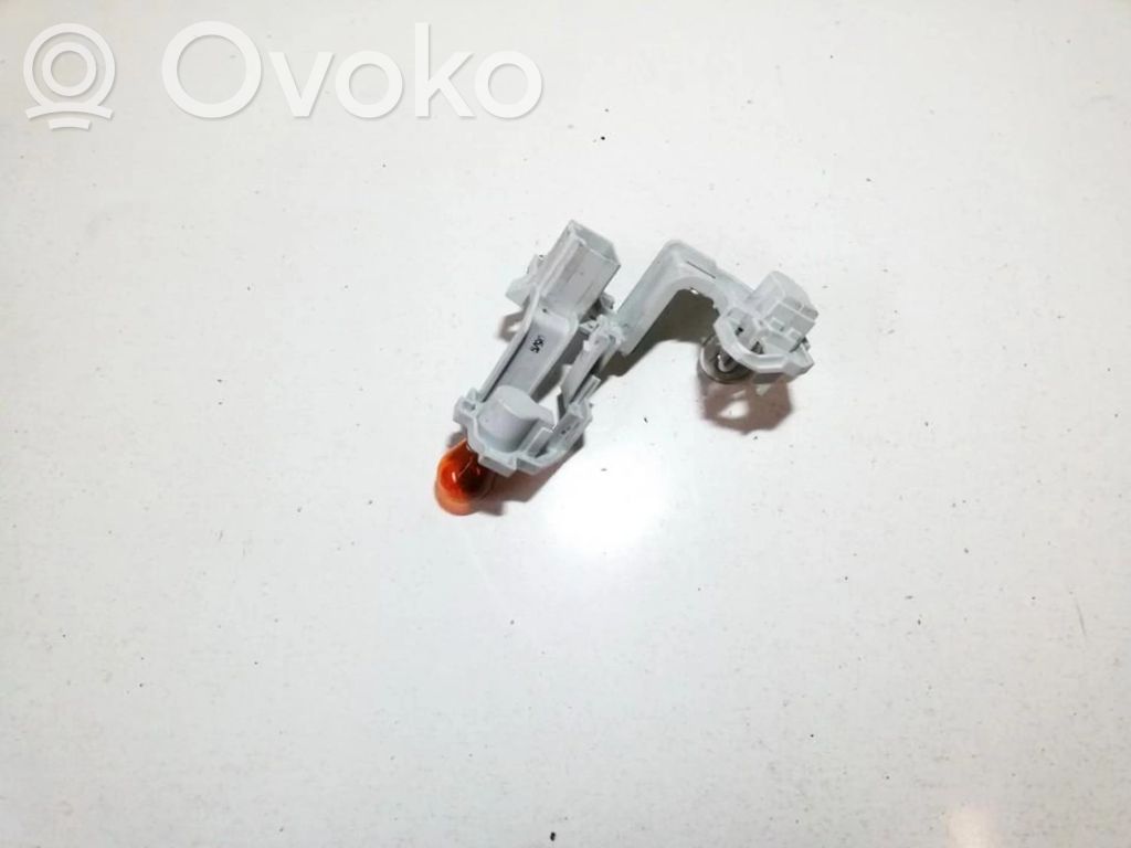 Ford Fiesta Takavalon polttimon suojan pidike 