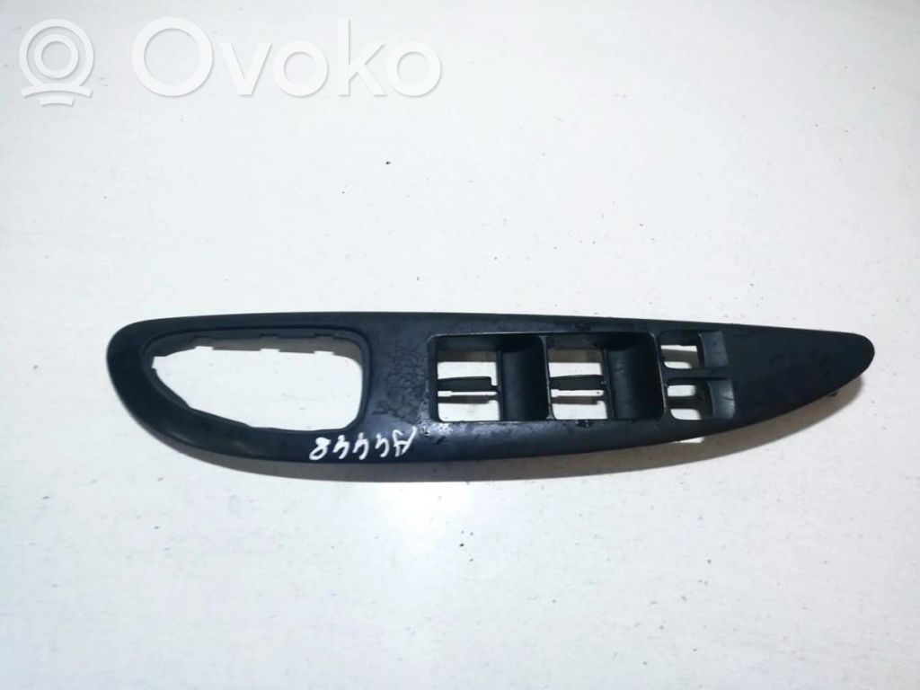 Nissan Primera Ramka przycisków otwierania szyby drzwi przednich