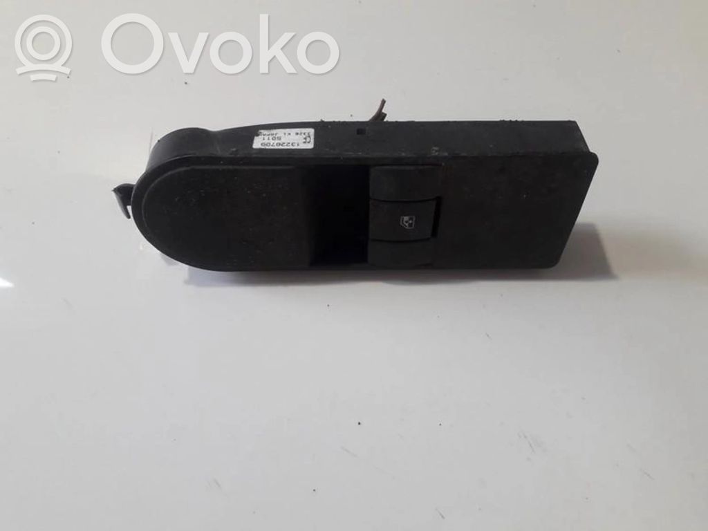 Opel Astra H Przyciski szyb 