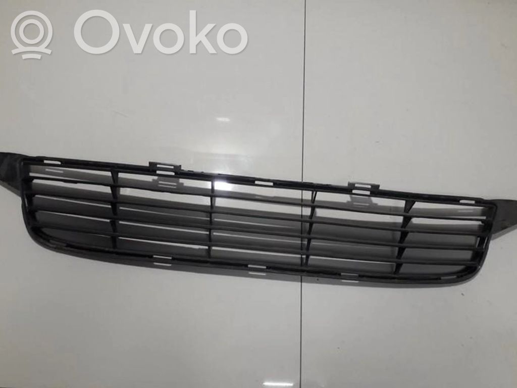 Toyota Avensis T270 Kratka dolna zderzaka przedniego 