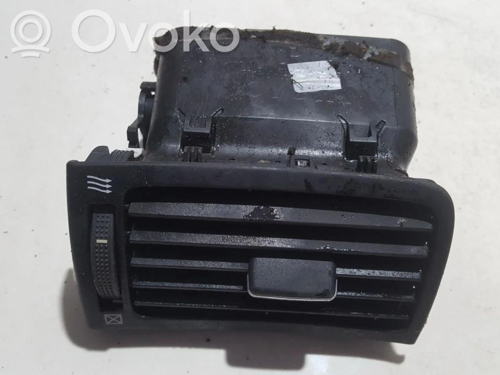 Toyota Avensis T250 Boczna kratka nawiewu deski rozdzielczej 