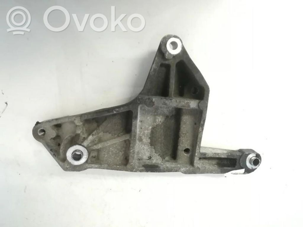 Ford Mondeo Mk III Engine mounting bracket 