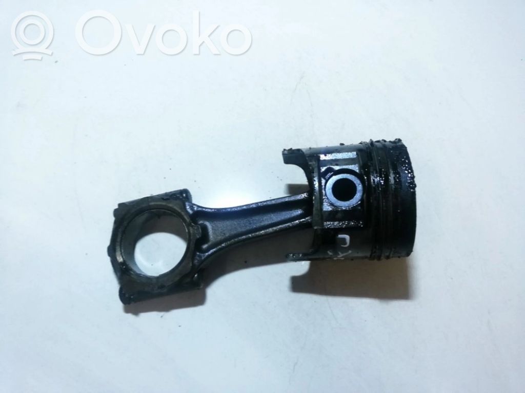 Piston cu bielă