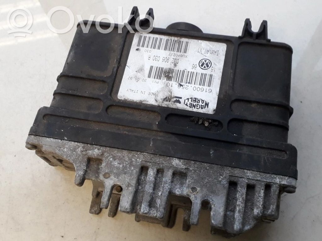Volkswagen Golf III Calculateur moteur ECU 