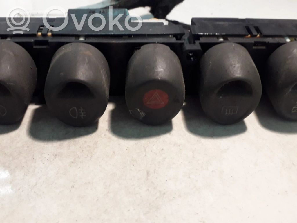 Botón interruptor de luz de peligro   B569,B569