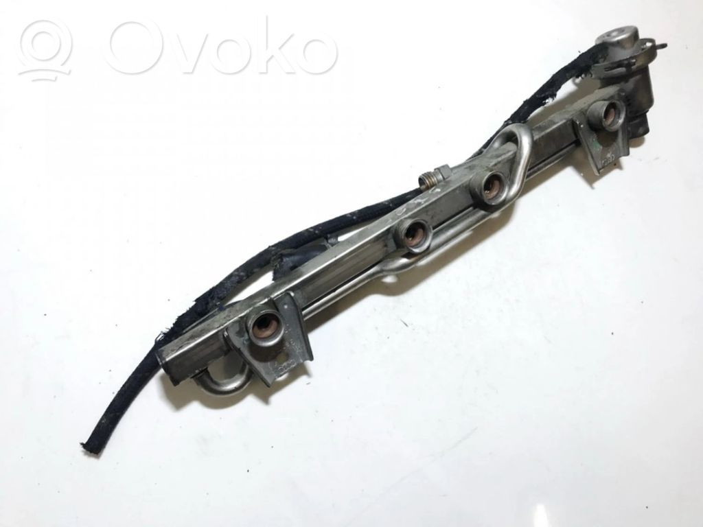 Audi A4 S4 B5 8D Rampă alimentare injectoare 