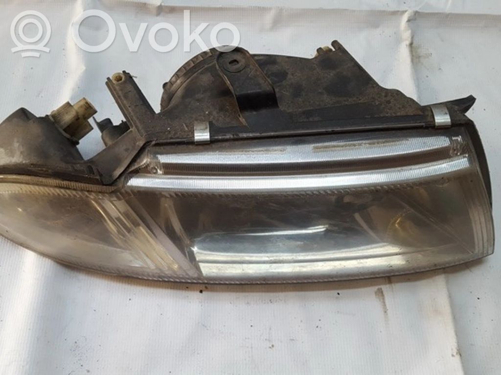Mitsubishi Carisma Lampa przednia 
