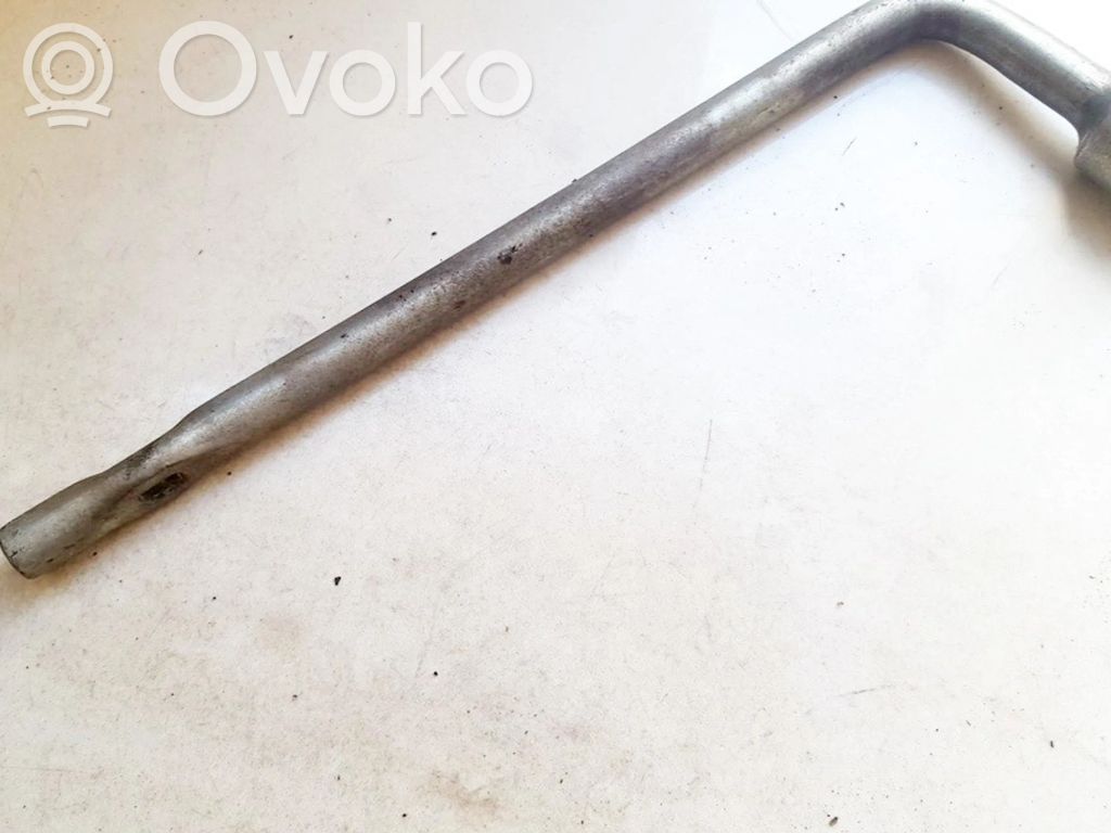 Llave de tuercas de rueda