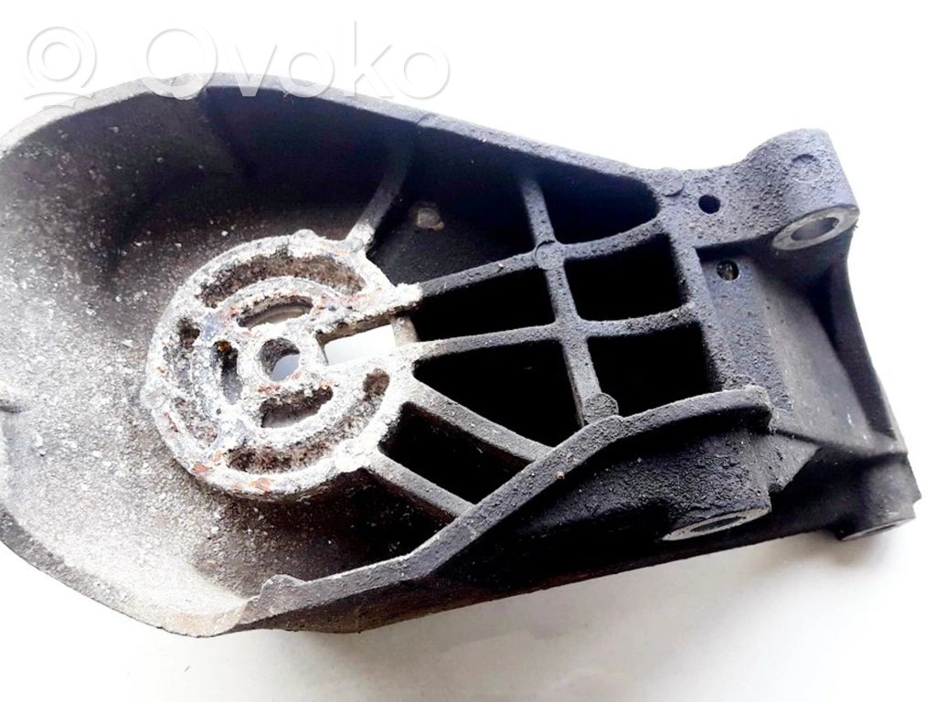 Volvo S80 Engine mounting bracket 