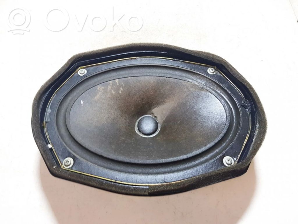 Etuoven kaiutin