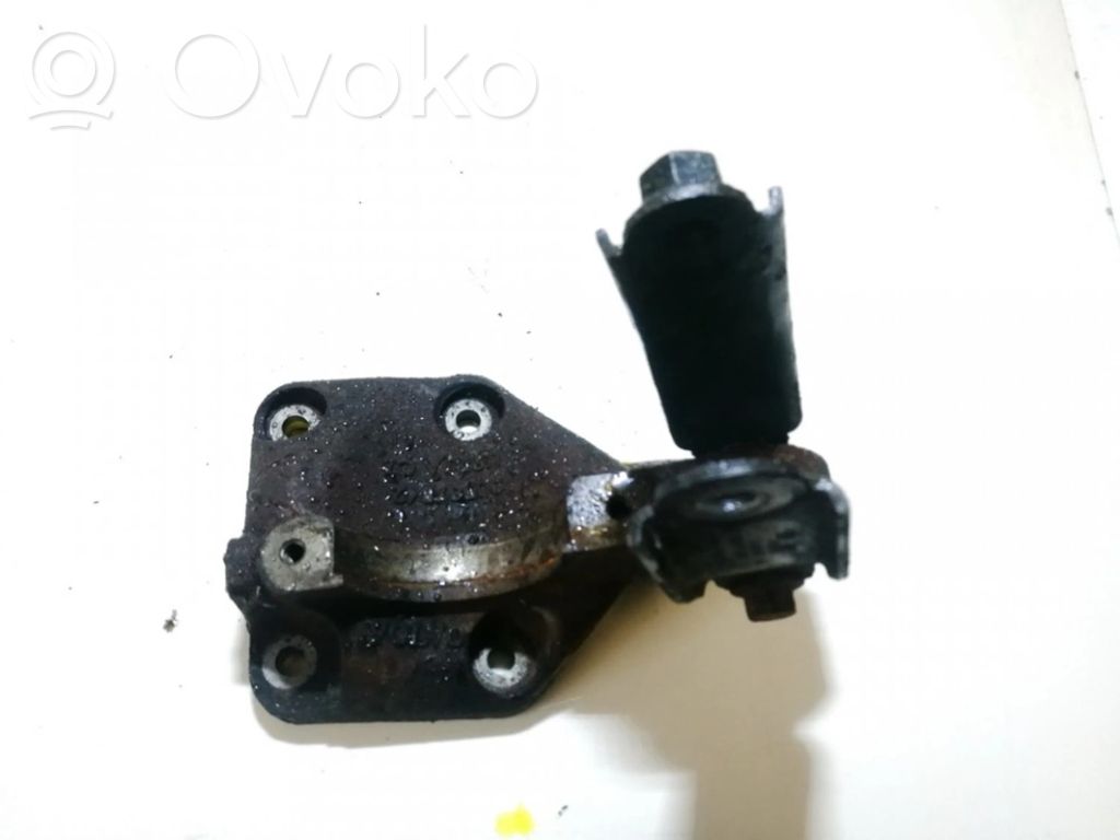 Volvo XC70 Engine mounting bracket 