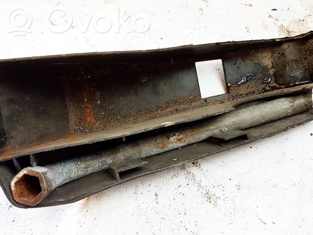 Volkswagen Jetta III Clé à écrou de roue