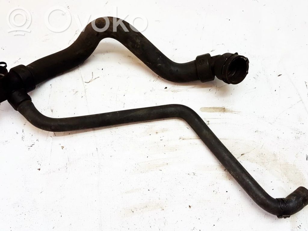 Volkswagen PASSAT B5.5 Tubo flessibile del liquido di raffreddamento del motore 