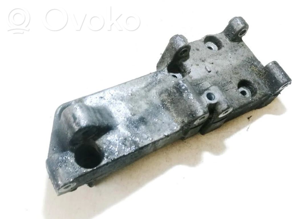 Volvo 940 Engine mounting bracket 