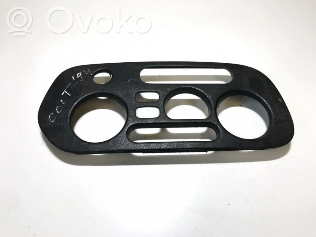 Mitsubishi Colt Kita salono detalė 