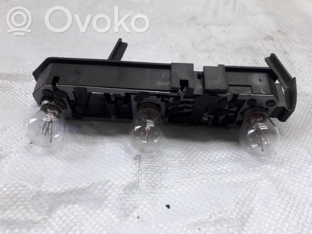 Volvo 850 Takavalon polttimon suojan pidike 