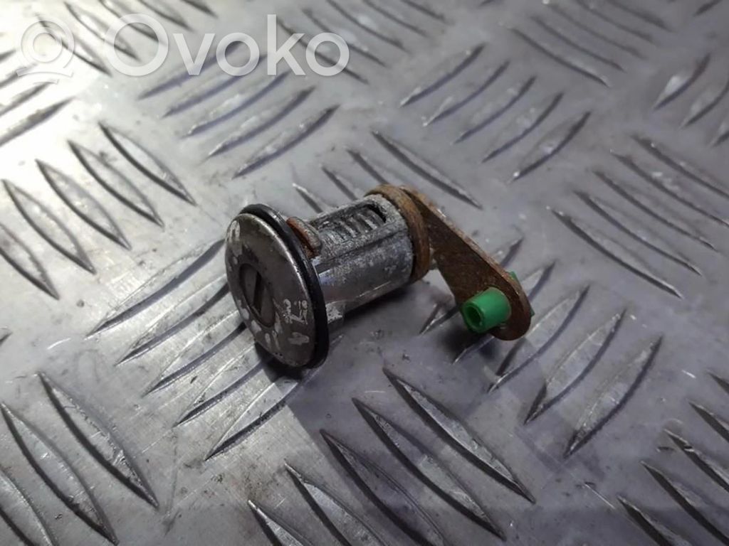 Etuoven lukko (kahvan vieressä)