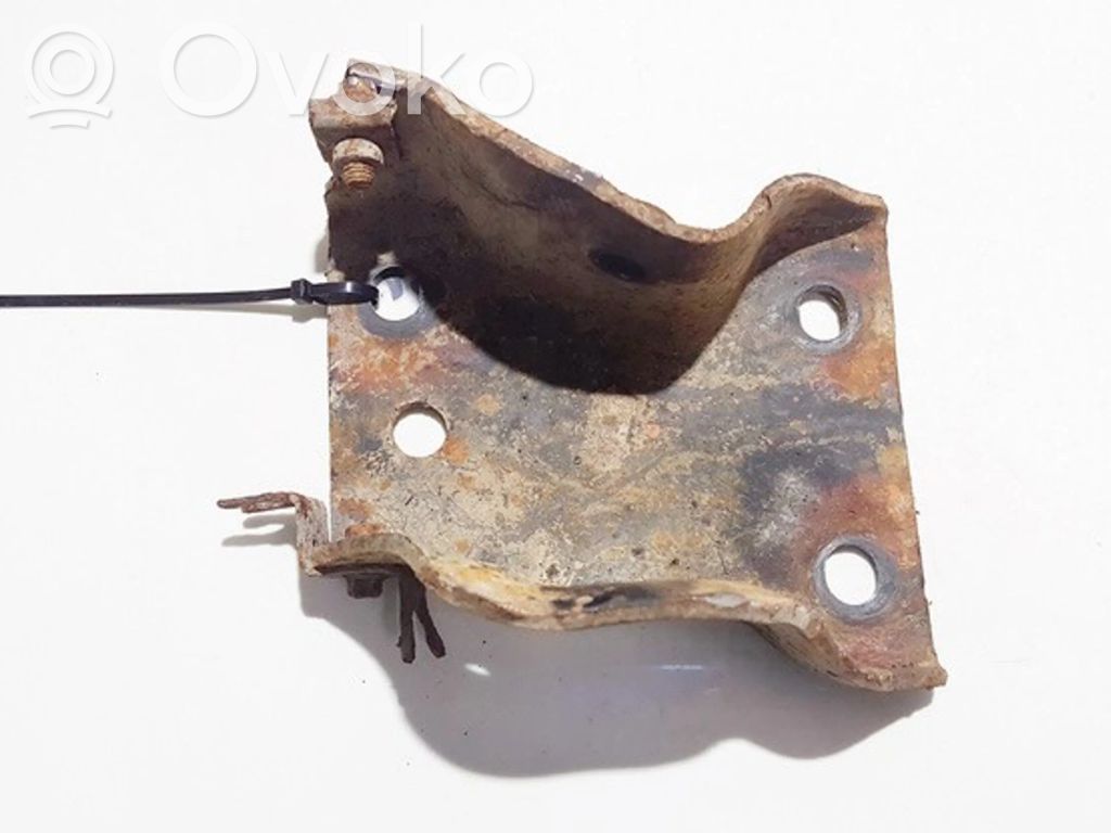 Engine mounting bracket
