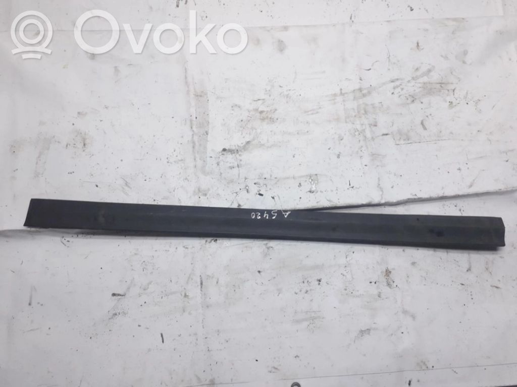 Volkswagen PASSAT B4 Listwa drzwi 