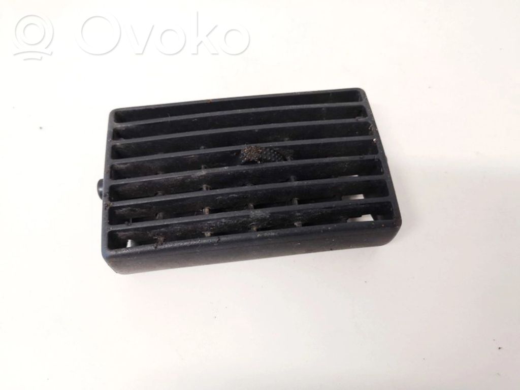 Volkswagen Golf IV Dysze / Kratki środkowego nawiewu deski rozdzielczej 