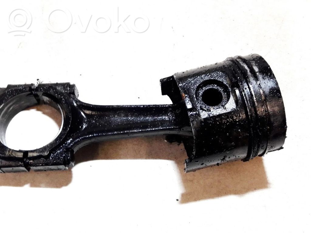 Piston avec bielle