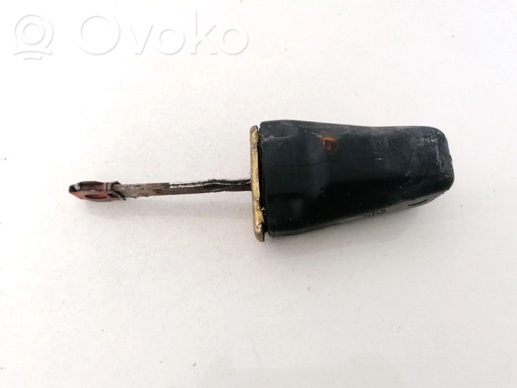Volkswagen PASSAT B3 Takaoven pidätin 