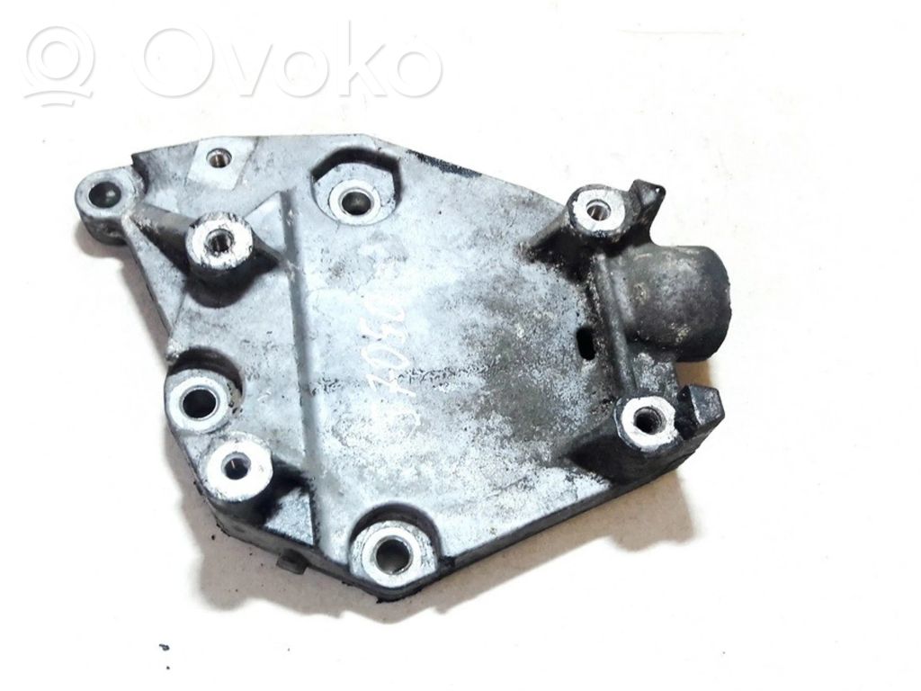 Chrysler Stratus Engine mounting bracket 