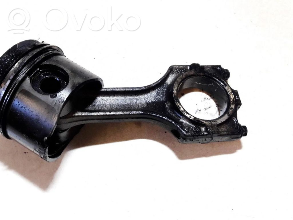 Opel Omega B1 Tłok z korbowodem 