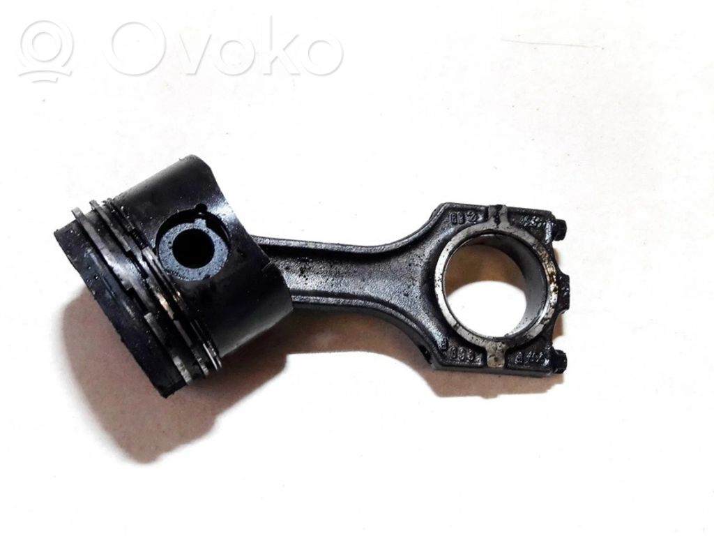 Opel Omega B1 Tłok z korbowodem 