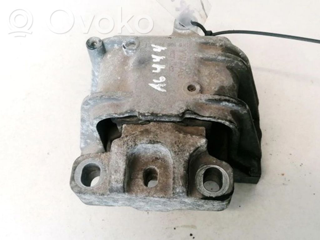 Volkswagen Golf V Moottorin kiinnikekorvake 