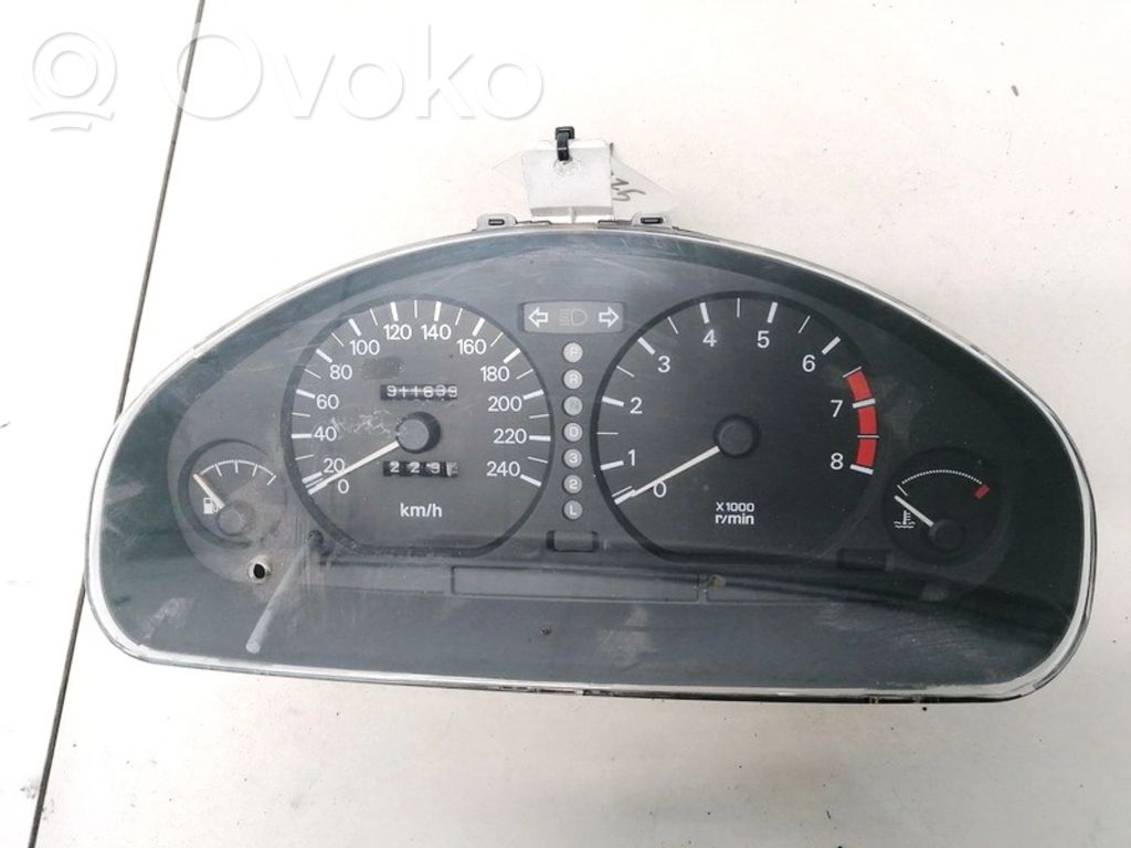 Mitsubishi Carisma Licznik / Prędkościomierz 