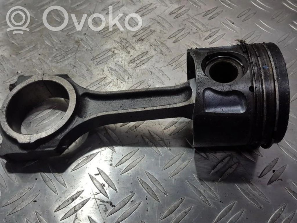 Piston cu bielă