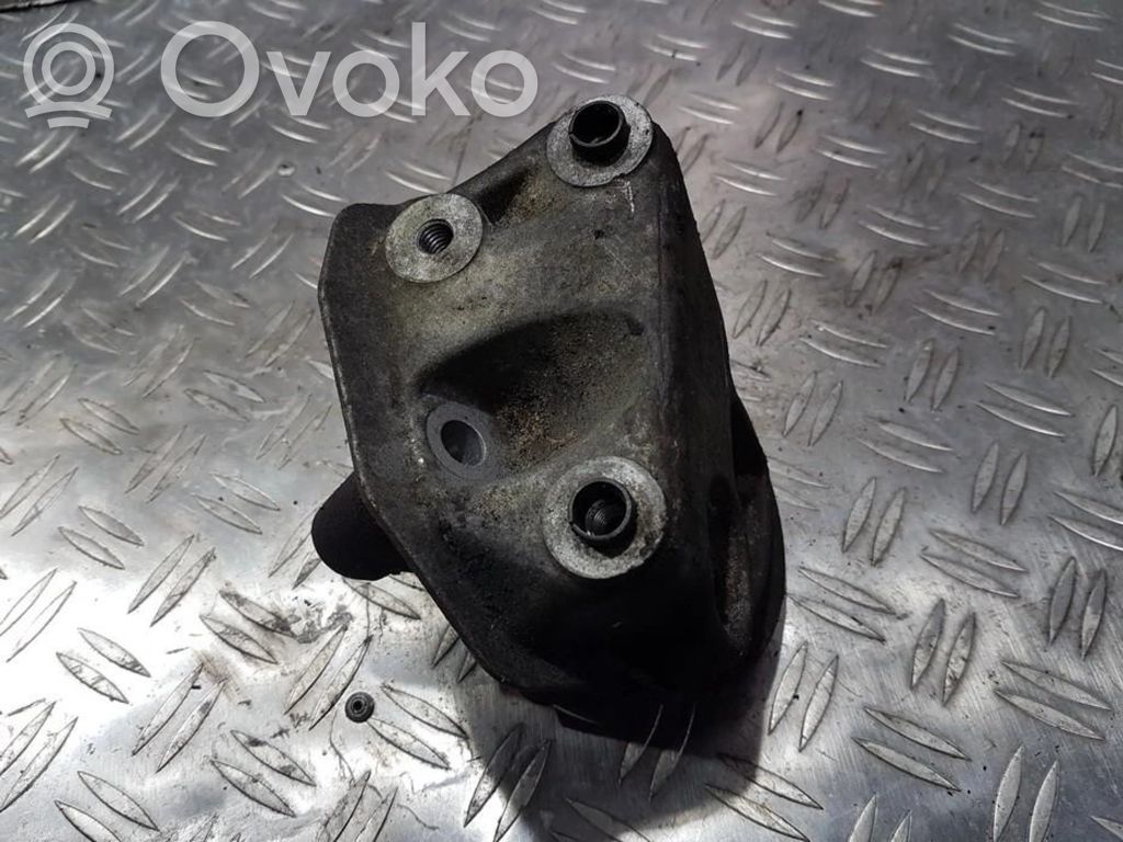 Peugeot 307 Engine mounting bracket 
