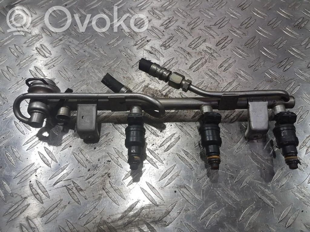 Audi A4 S4 B5 8D Polttoainepääputki 