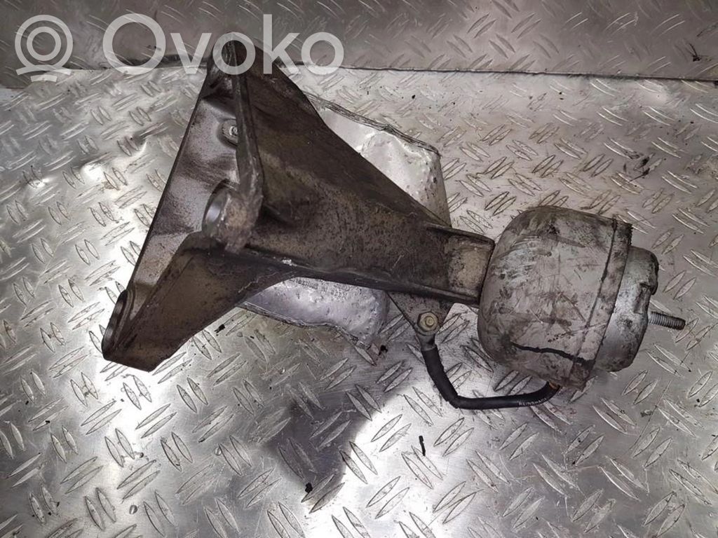 Audi A4 S4 B5 8D Engine mount bracket 