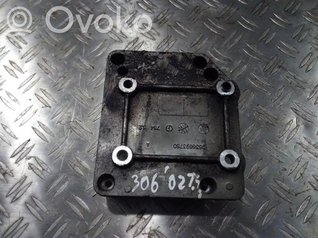 Peugeot 306 Engine mounting bracket 