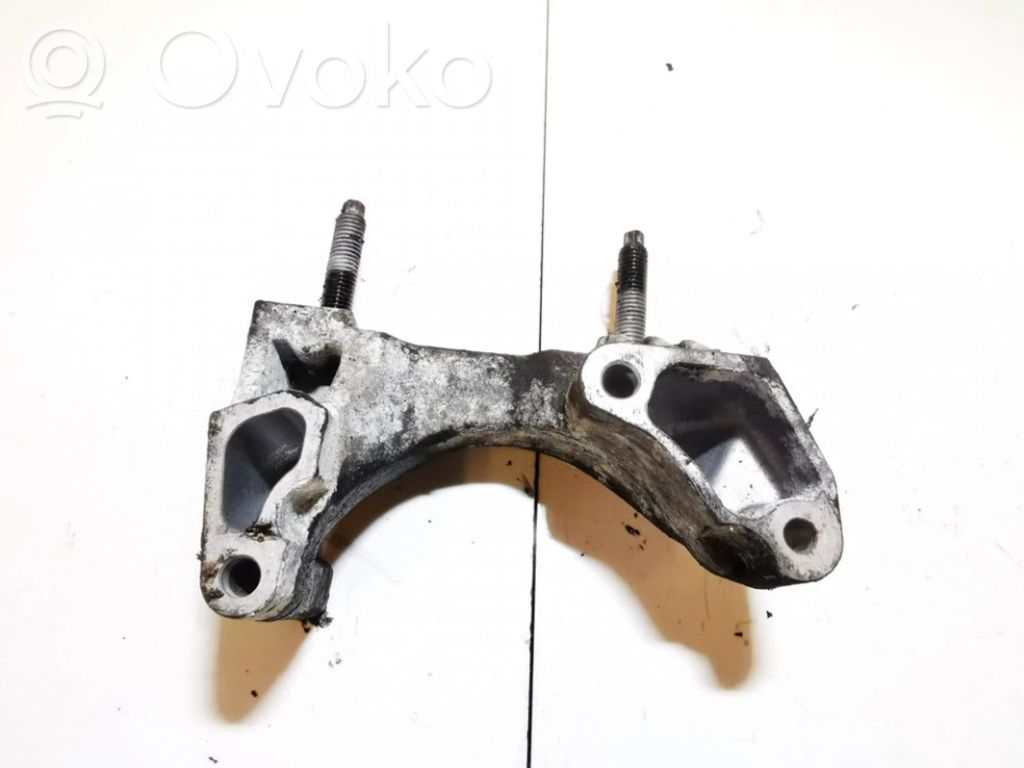 Engine mounting bracket