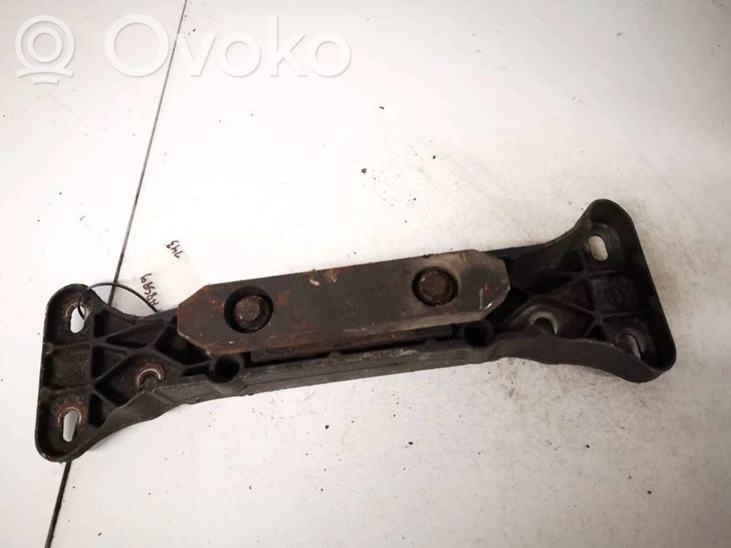 Engine mounting bracket