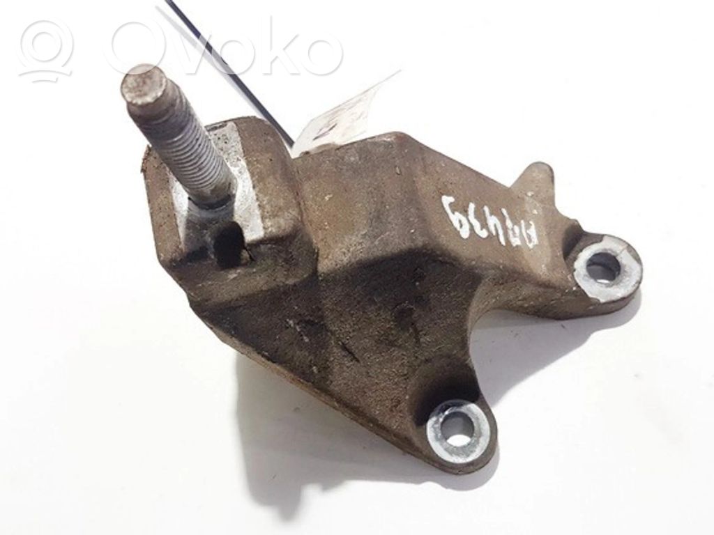 Ford Focus Engine mounting bracket 