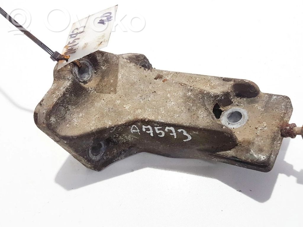 Volvo S80 Engine mounting bracket 