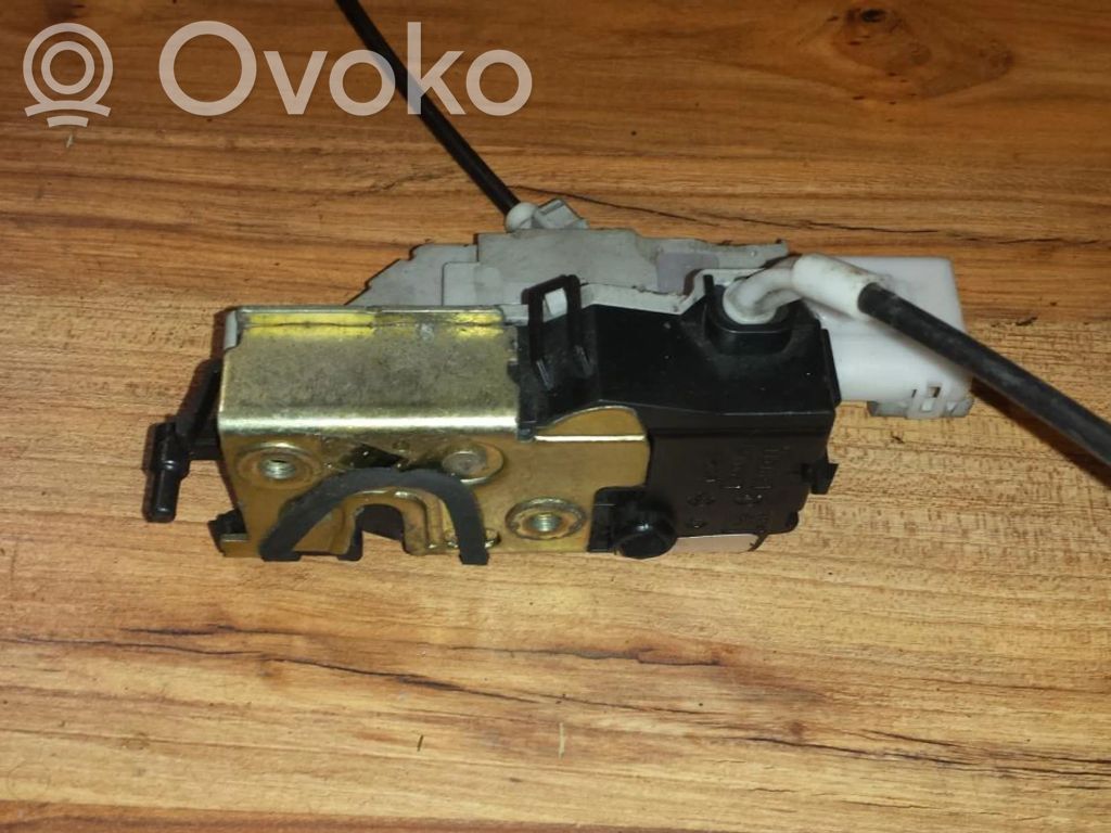 Peugeot 407 Zamek drzwi tylnych